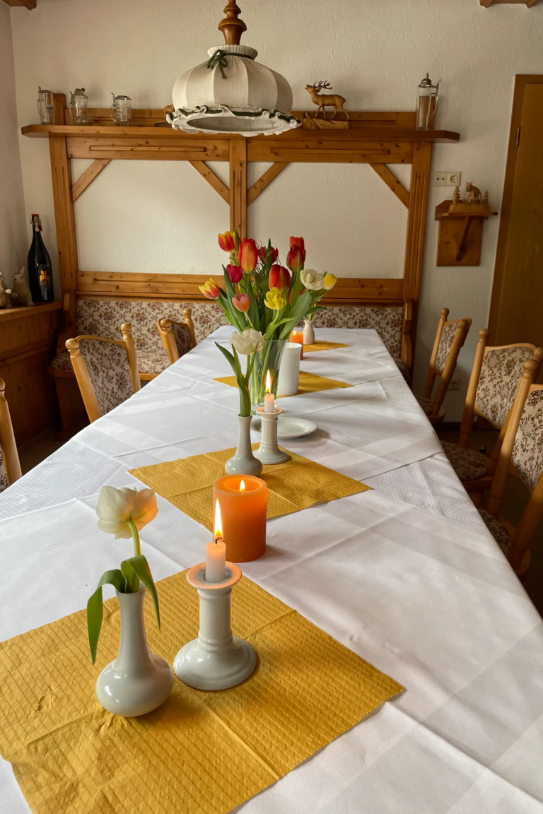 tisch-mit-blumen-scaled